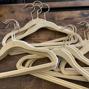 20 Velvet Non-Slip Kids Hangers - Tan
